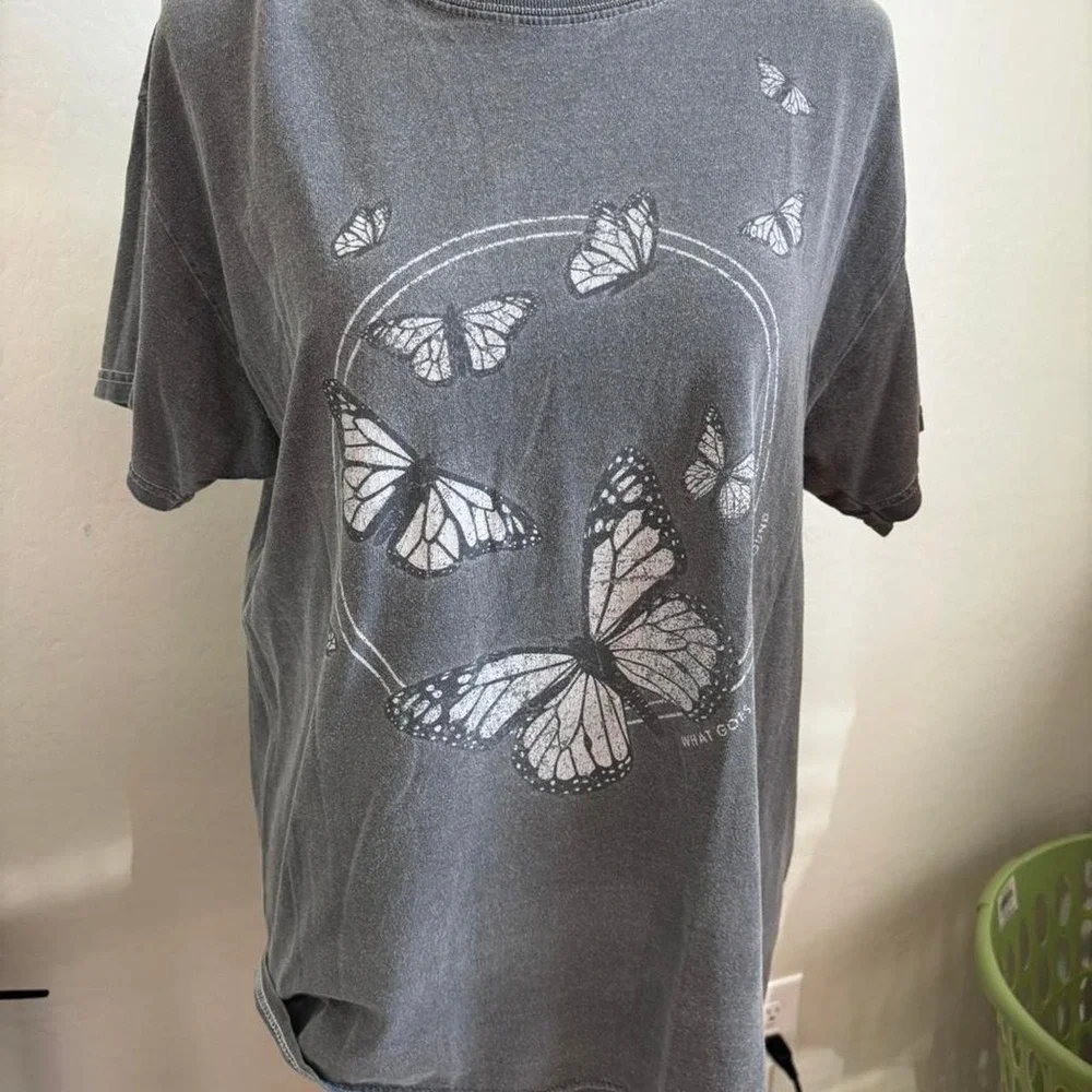 Gray butterfly graphic‎ tee